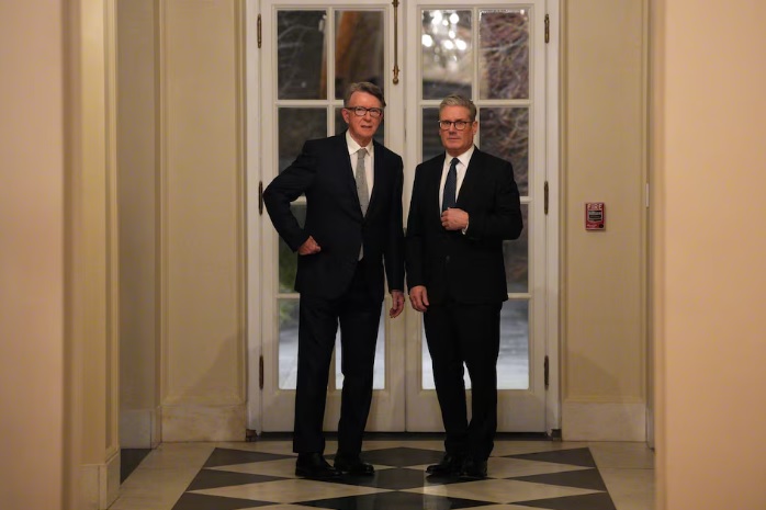 Keir Starmer pede desculpa por nomeação de Mandelson após revelações sobre ligações a Jeffrey Epstein